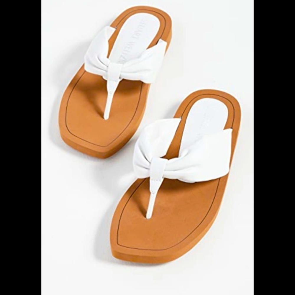 STUART WEITZMAN
Cassie Flip Flop In White 6 250$ casual spring summer boho